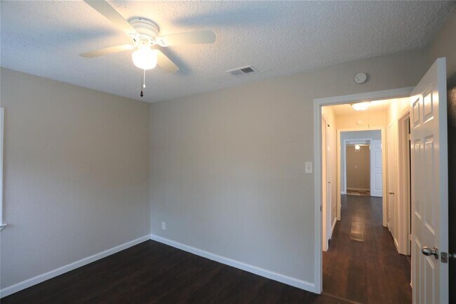 Building Photo - 8418 Grovecrest Dr