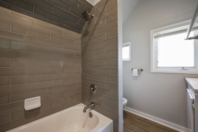 Building Photo - Victorian-style apartment available in the serene SW Hills