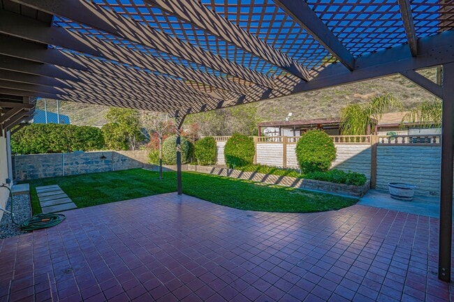 Building Photo - COMING SOON! Charming 3-Bedroom Home with Remodeled Kitchen in Castaic!