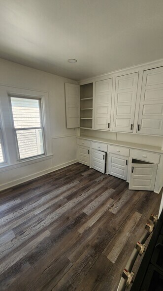 Building Photo - 121 Maple Ave