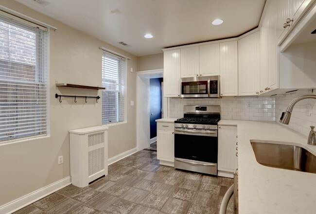 Building Photo - (2BD/1.5BA) Fabulous Patterson Park Townhome