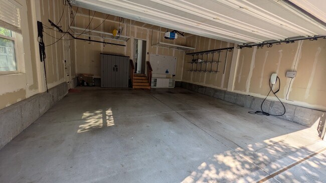 Building Photo - 10241 S Clarks Hill Dr