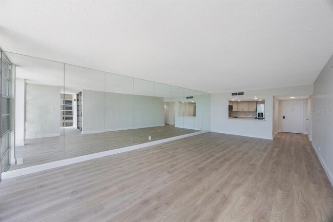 Building Photo - 7400 Sun Island Dr S