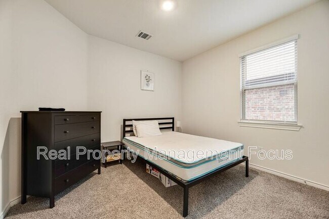 Building Photo - 7205 Bledington Ln
