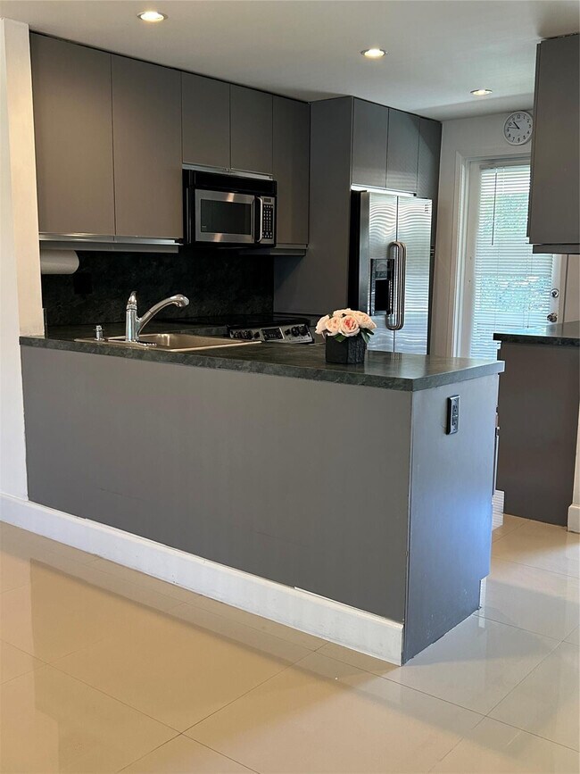 Building Photo - 2800 NE 14th Street Causeway