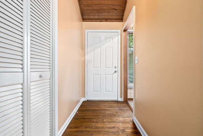 Building Photo - 4Bed/2Bath Available!