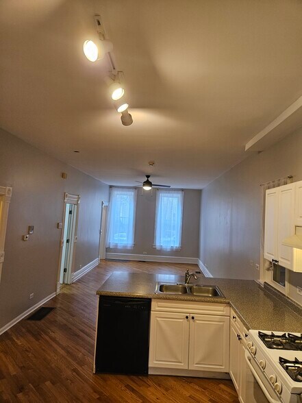 Living area no furniture - 3249 N Lakewood Ave