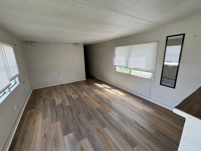 Building Photo - 2 Bedroom / 1 Bath Single wide for Rent – Irvin St, Live Oak, FL