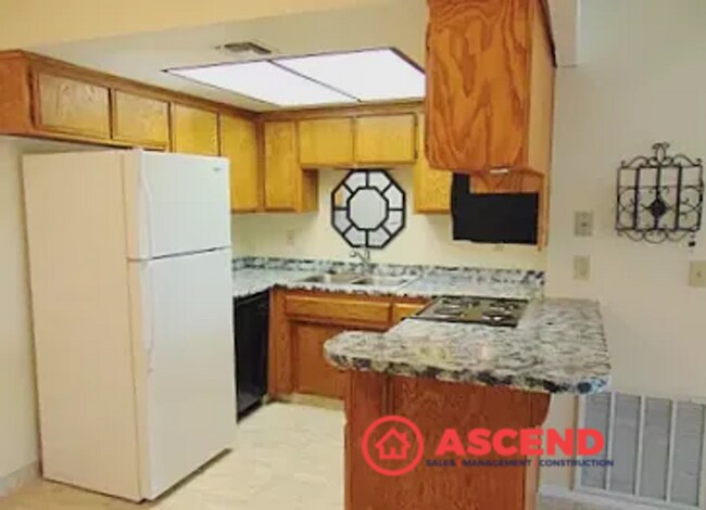 Building Photo - Cute 2 Bedroom Off Stockdale Hwy and California Ave!