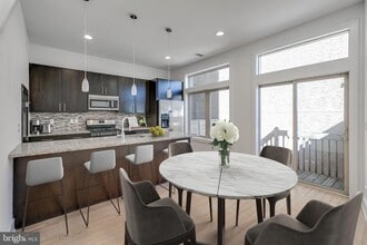 Building Photo - Queen Village Townhome with Parking