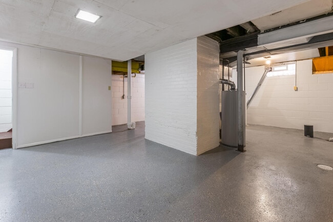 Building Photo - 128 Gunson St