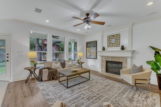 Building Photo - 701 Oaklands Dr