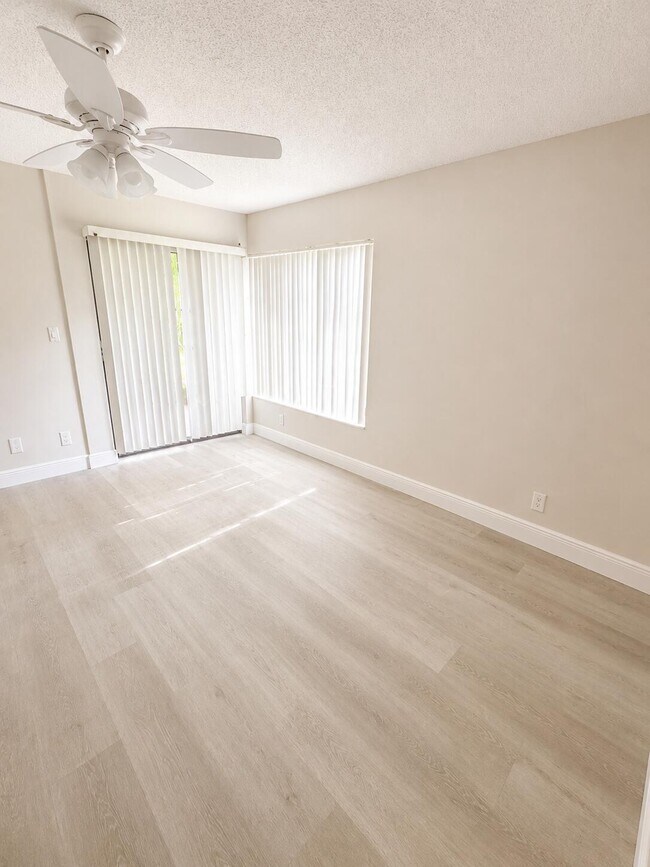 Building Photo - 4086 Palm Forest Dr S