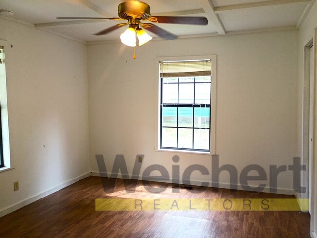 Building Photo - Cozy 2 Bed, 1 Bath Home