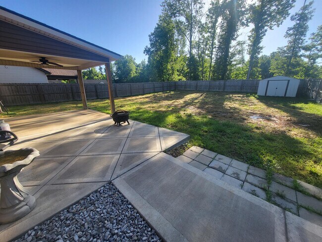 Building Photo - 703 Jim Brown Dr