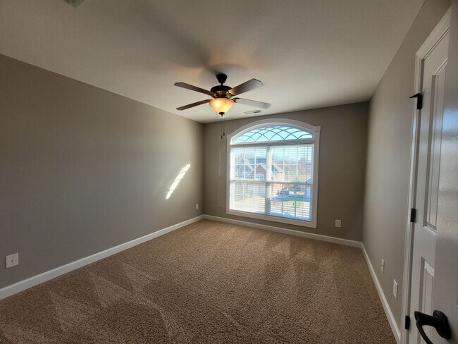Building Photo - - Majestic 3 Bedroom 2.5 Bath + Bonus Room...