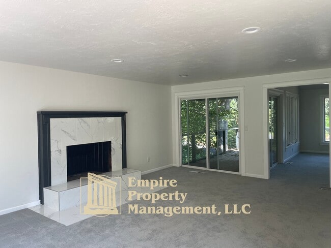 Building Photo - 2022 Floral Hill Dr