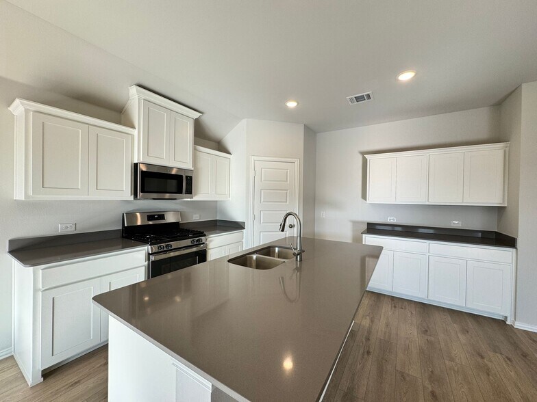 Building Photo - 2022 Sycamore Ridge Trl