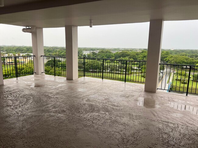 Building Photo - 3300 N Palm Aire Dr