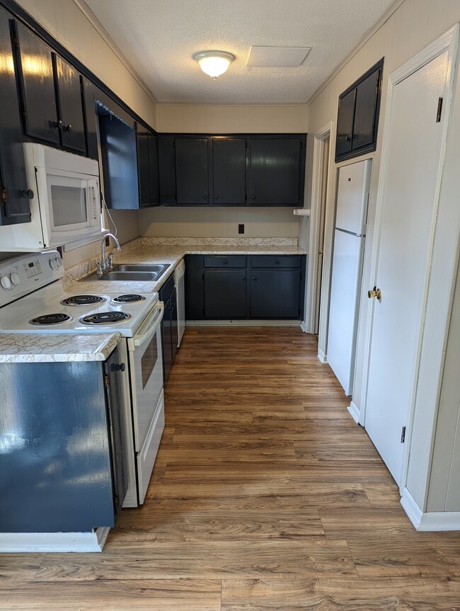 Building Photo - Pirate Cove Apartments 23-30