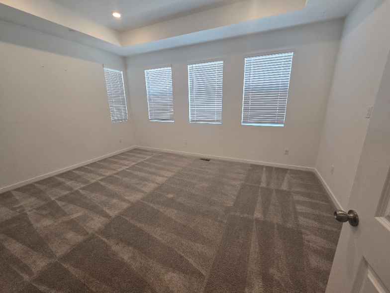 Building Photo - 5383 Euclid Dr