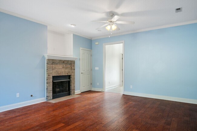 Building Photo - 3 bed/2 1/2 Bath. Pet Friendly, Pool,