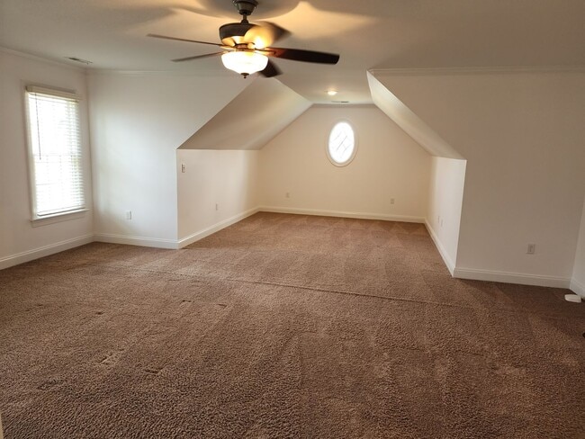 Building Photo - Stunning Luxury Home with 5 Bedrooms and 5...
