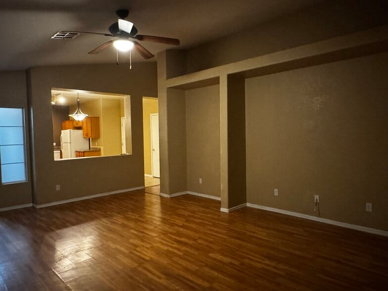 Building Photo - 10441 W Palm Ln