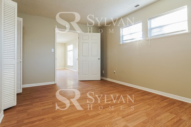 Building Photo - This adorable 4 bedroom, 2 bathroom home