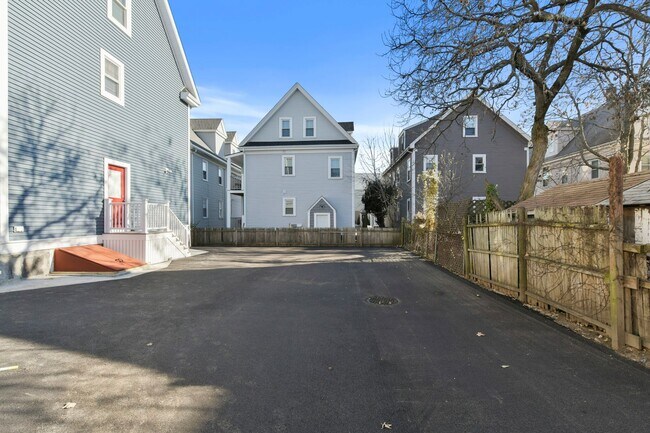 Building Photo - Renovated 4 bed 2 bath in Brighton!!!