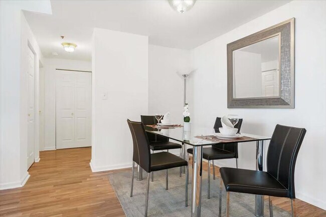 Building Photo - 330 River St