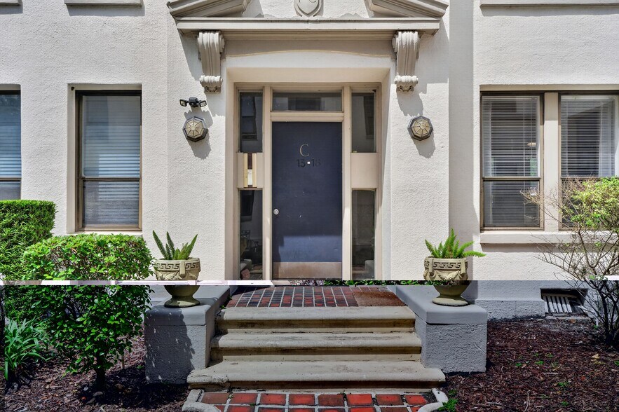 Building Photo - 2545 Oak St