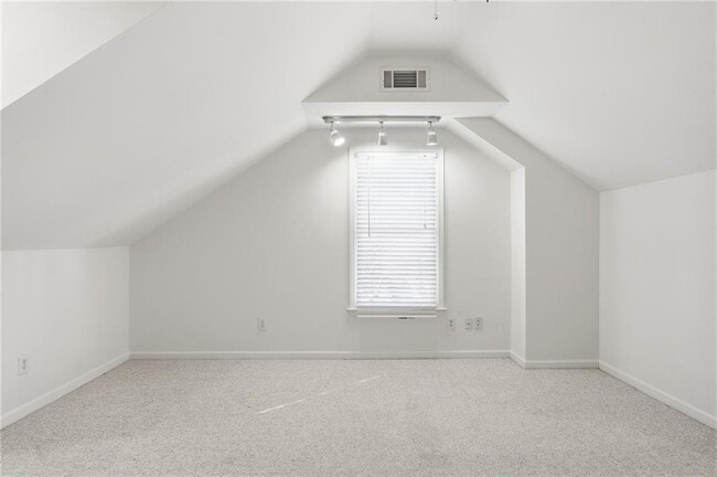 Building Photo - 2050 Willshire Glen