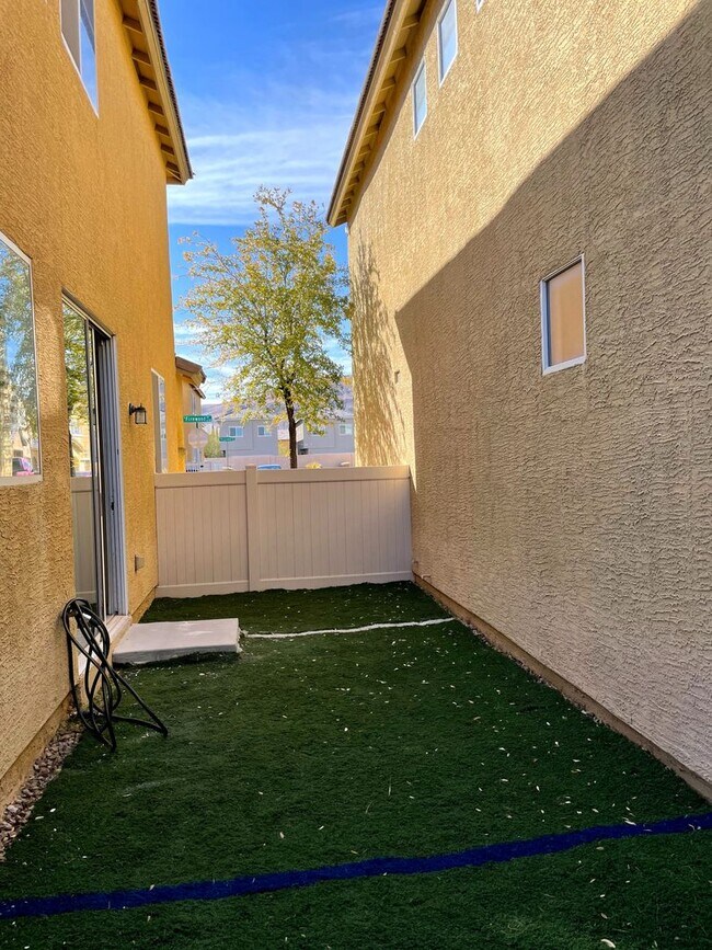 Building Photo - DARLING 3 BEDROOM, 2.5 BATH LOCATED IN GAT...