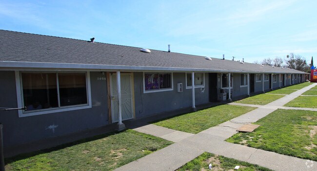 Building Photo - Carriage House Apartments