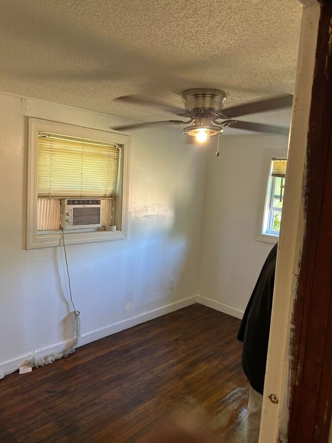 Building Photo - 2 Bed, 1 Bath Home