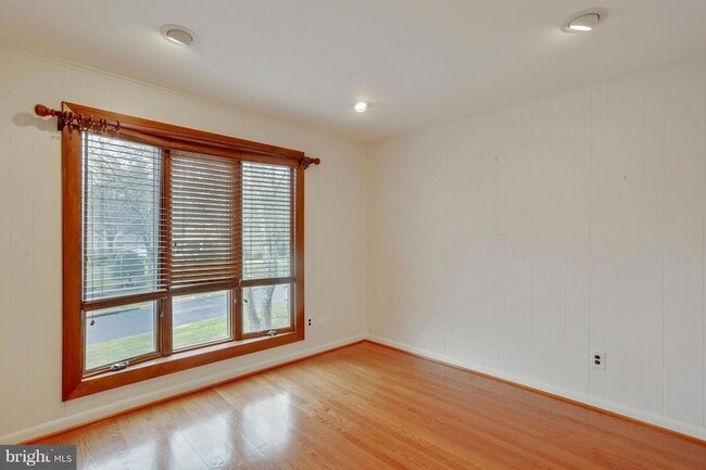 Building Photo - 9801 Clydesdale St