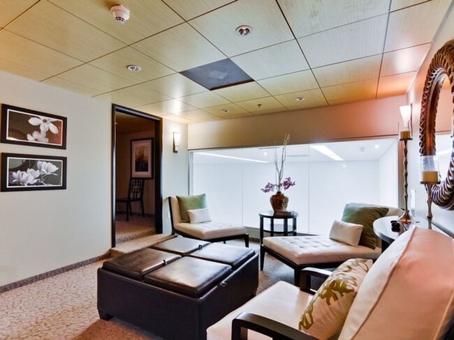 Building Photo - 2 bedroom downtown, 2 bath and 2 parking spaces.  View! (Solara Lofts)