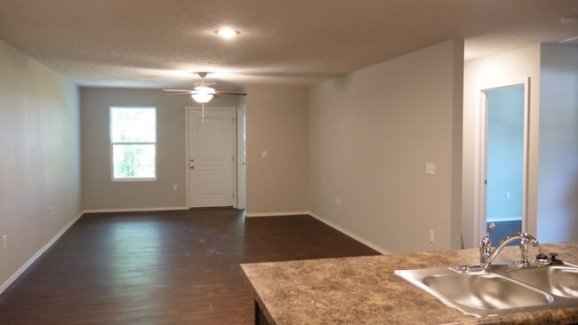 Building Photo - Newer 3 bedroom duplex - Aurora MO