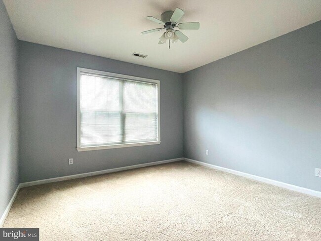 Building Photo - 9 Scarlet Oak Cir