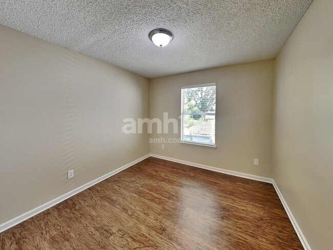 Building Photo - 14428 Woodfield Cir N