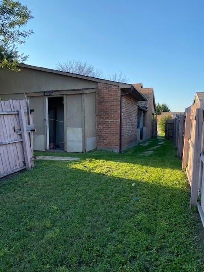 Building Photo - Welcome to this 3-Bedroom, 2-Bathroom Dupl...