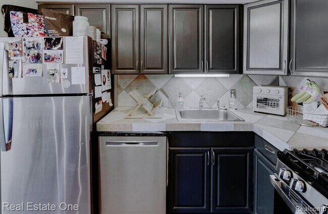 Building Photo - 430 Fox Hills Dr S