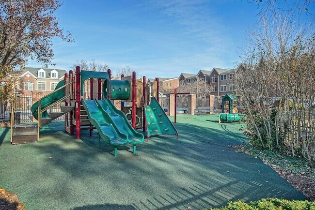 Building Photo - 273 Roslyn Ct