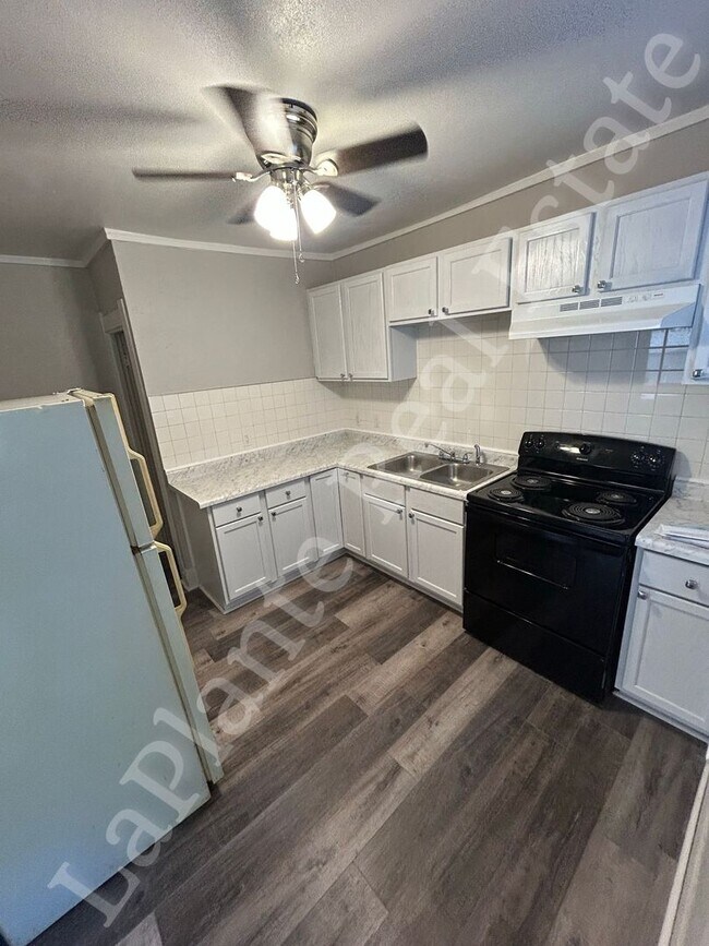 Building Photo - Charming 3-Bed Home with Porch & Parking –...