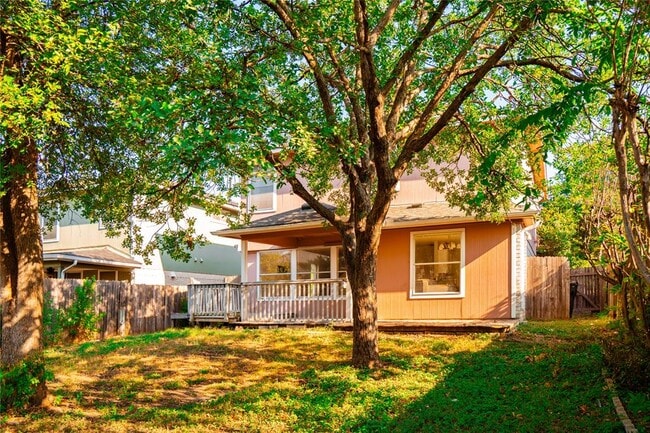 Building Photo - 15224 Sarah's Creek Dr