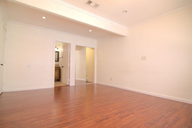 Building Photo - 6730 Balboa Blvd