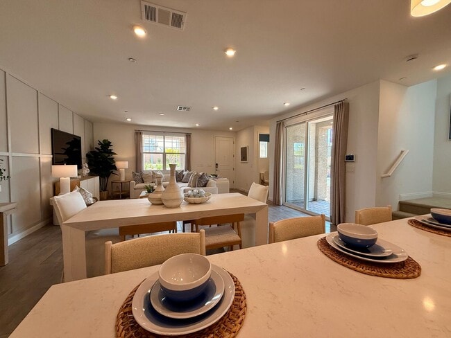 Building Photo - FULLY FURNISHED 3 BED 2.5 BATH 2 CAR GARAG...