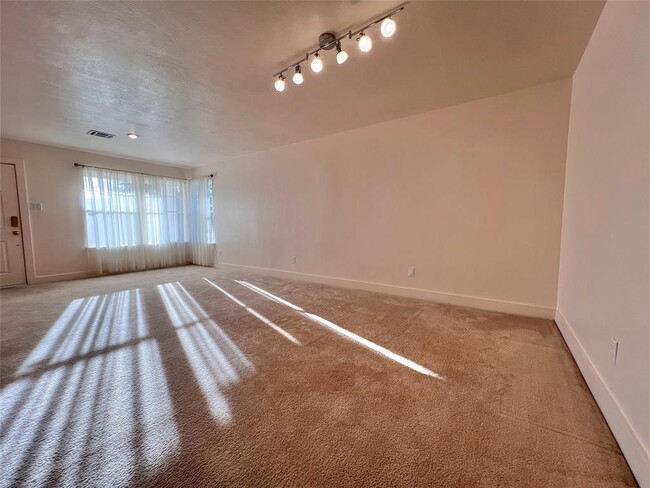 Building Photo - 5015 Summit Lodge Dr
