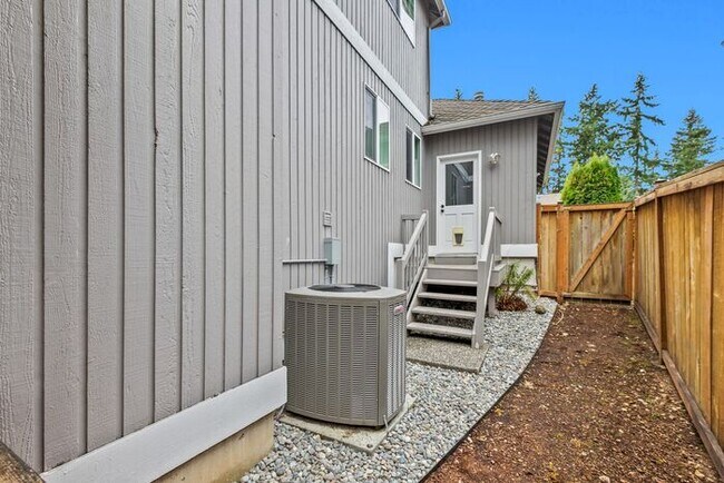 Building Photo - Air Conditioned Newcastle Beauty in Covete...